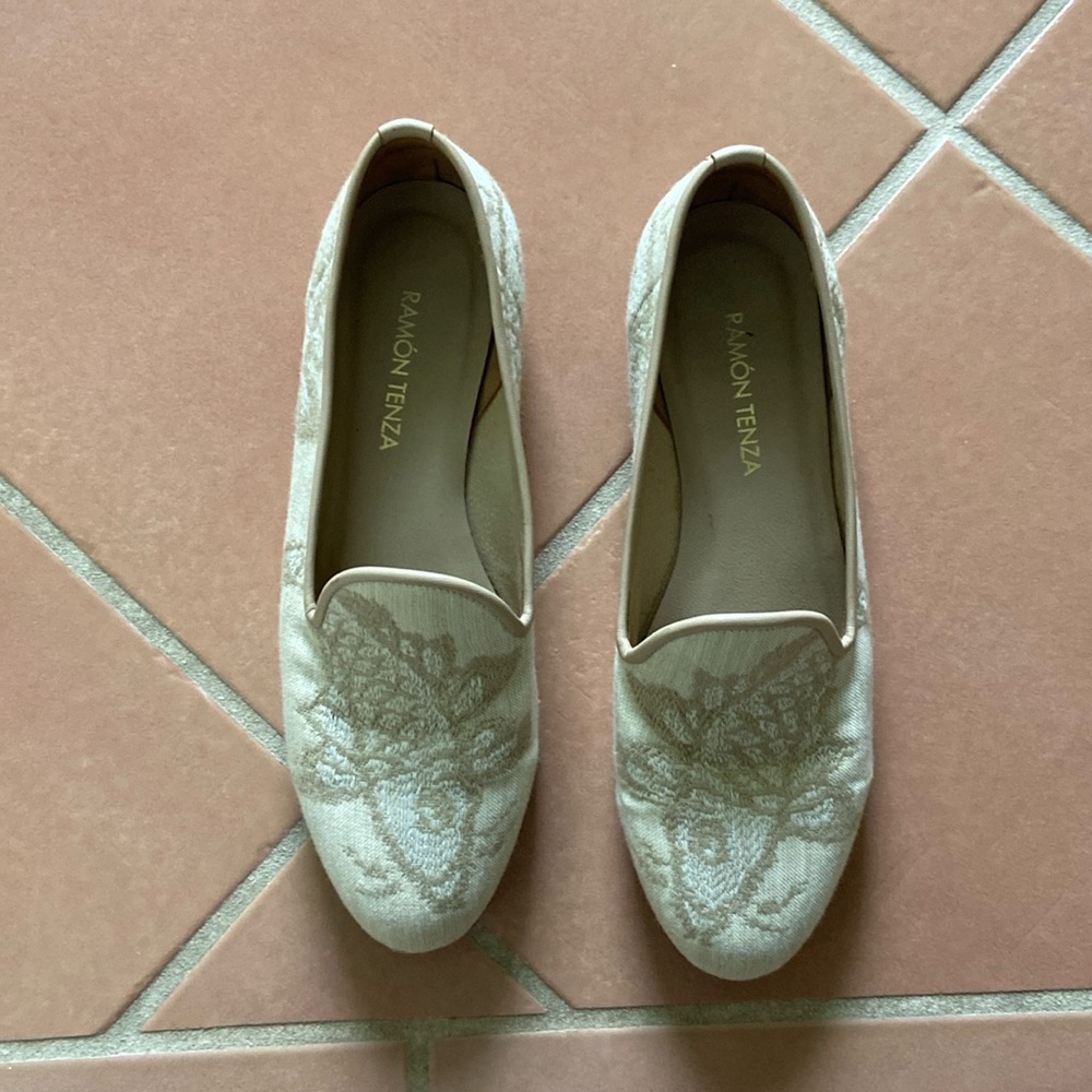 Slip on tapestry shoes beige and cream color